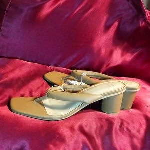 Nwt 11 memory foam 2 inch heal padded